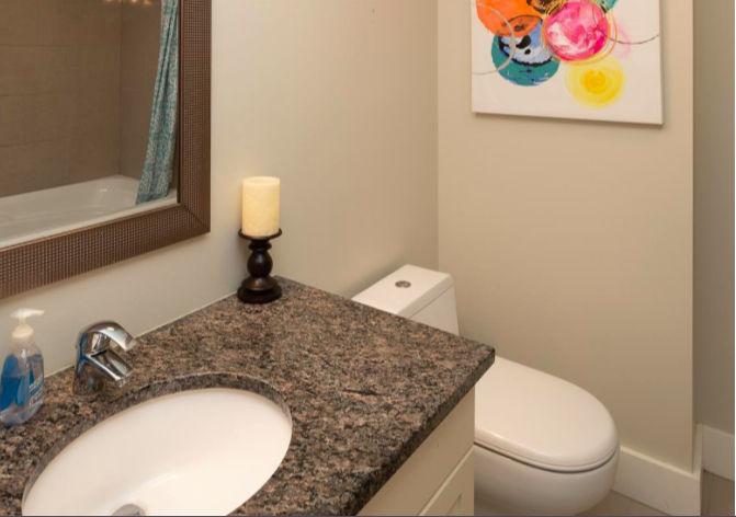 Salle de bain principale, avec grande baignoire et douche intégrée.