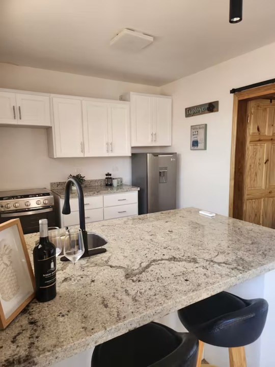 Ontbijtbarzitplaatsen in tiny home kitchen