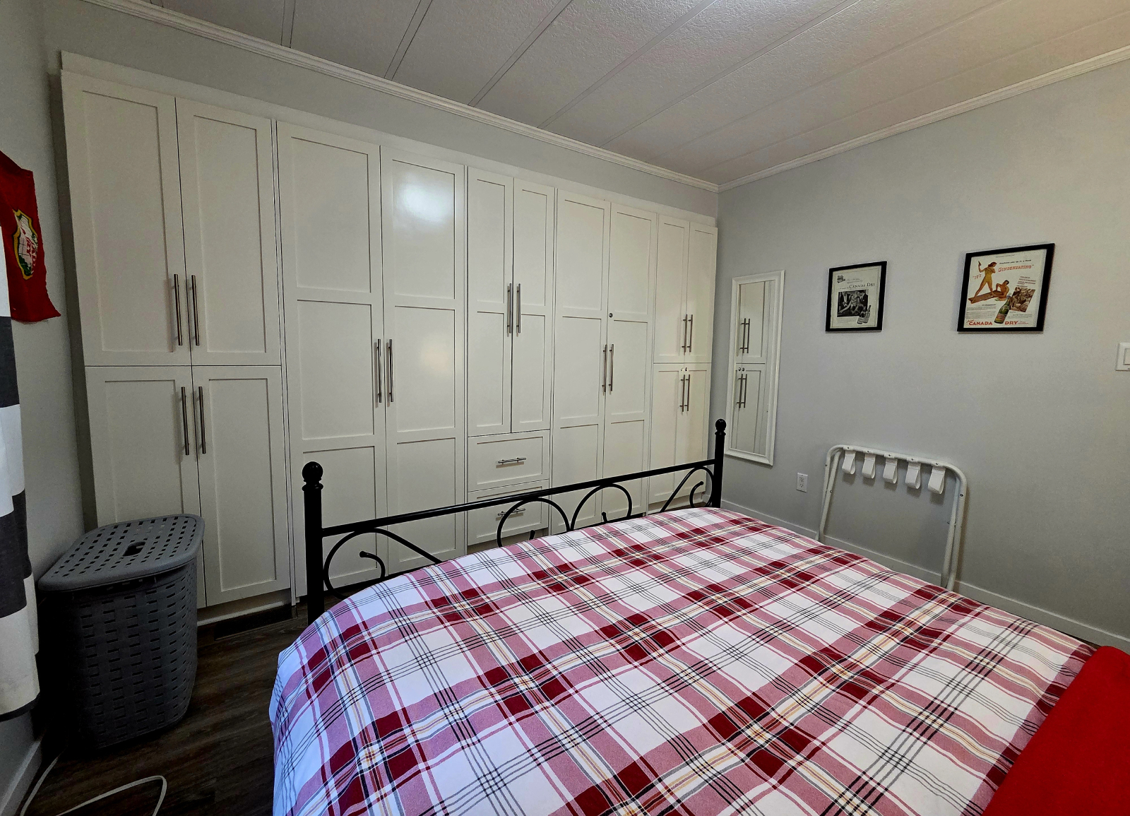 Beaucoup de rangement pour votre séjour court ou long.