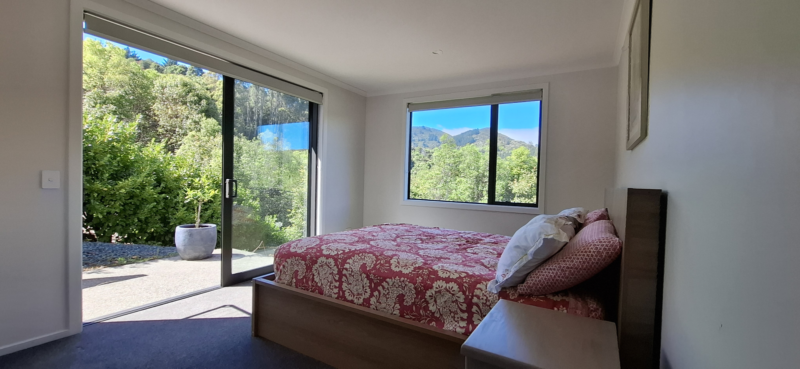 O quarto 2 tem uma cama queen size extremamente confortável e uma vista linda. Há um pátio com saída ...