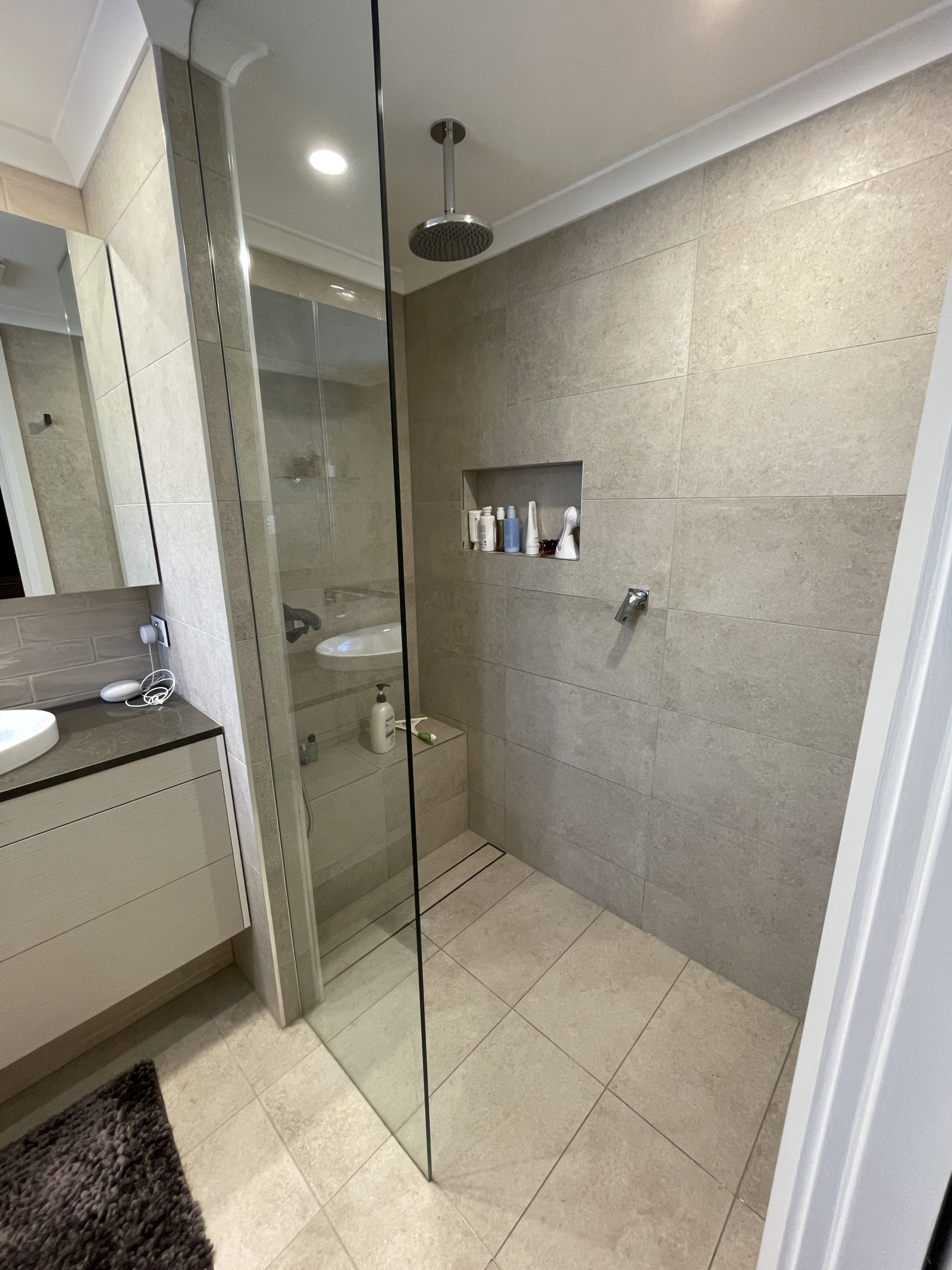Hoofdbed met een eigen badkamer inloopdouche