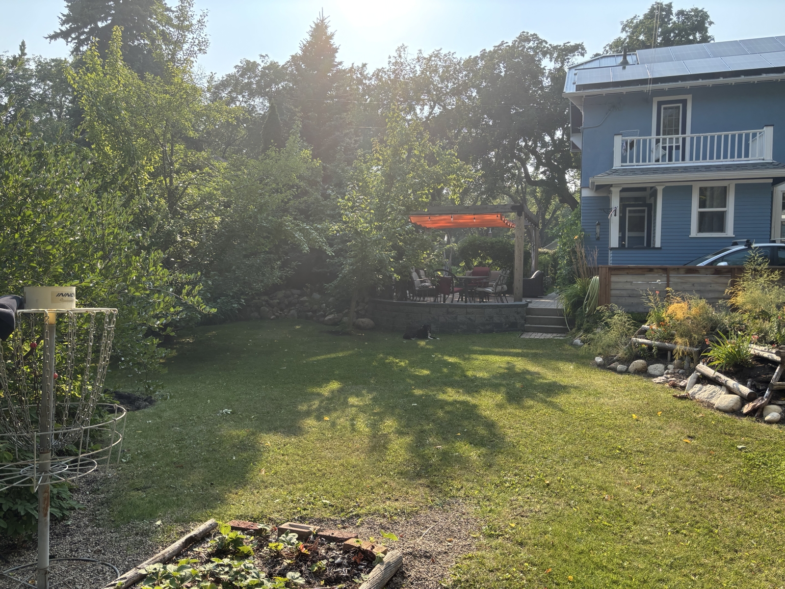 Uitzicht op de achterkant van het huis vanaf de tuin