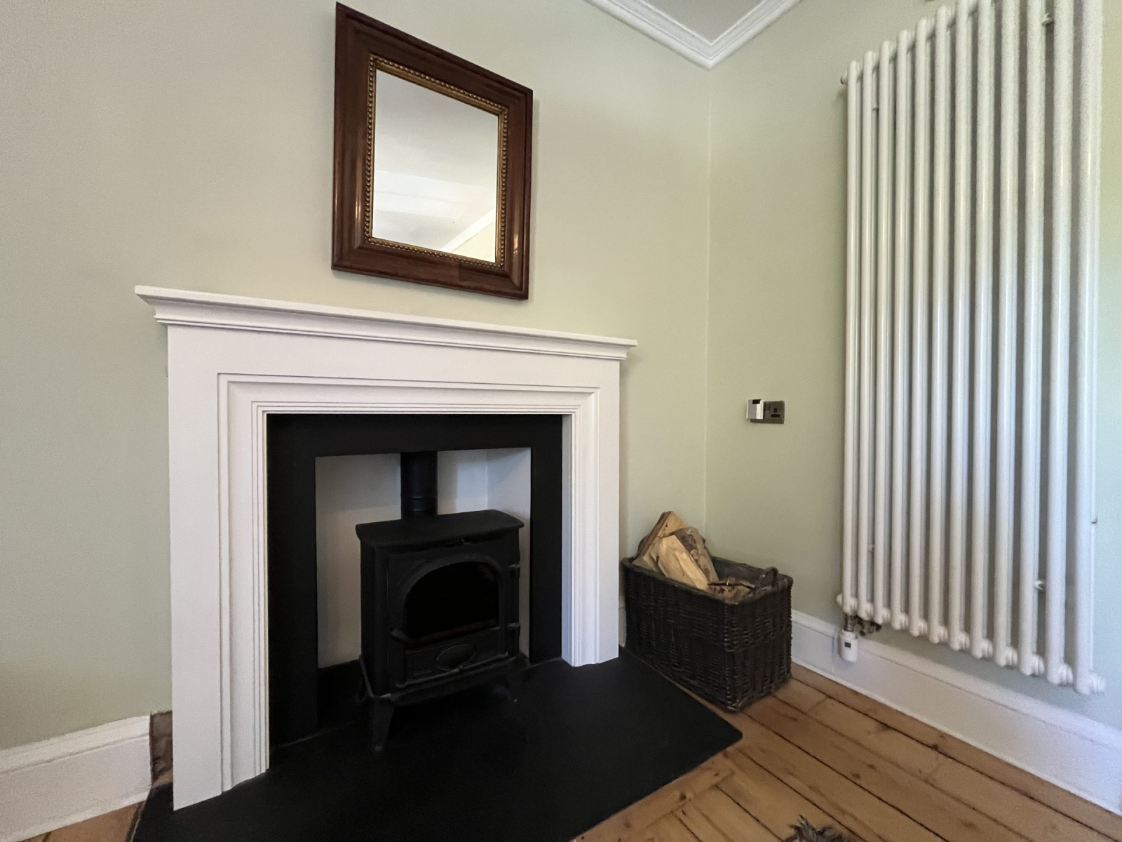 Quarto principal espaçoso no último andar da casa da cidade. Cama king size, com duas mesinhas de ca ...