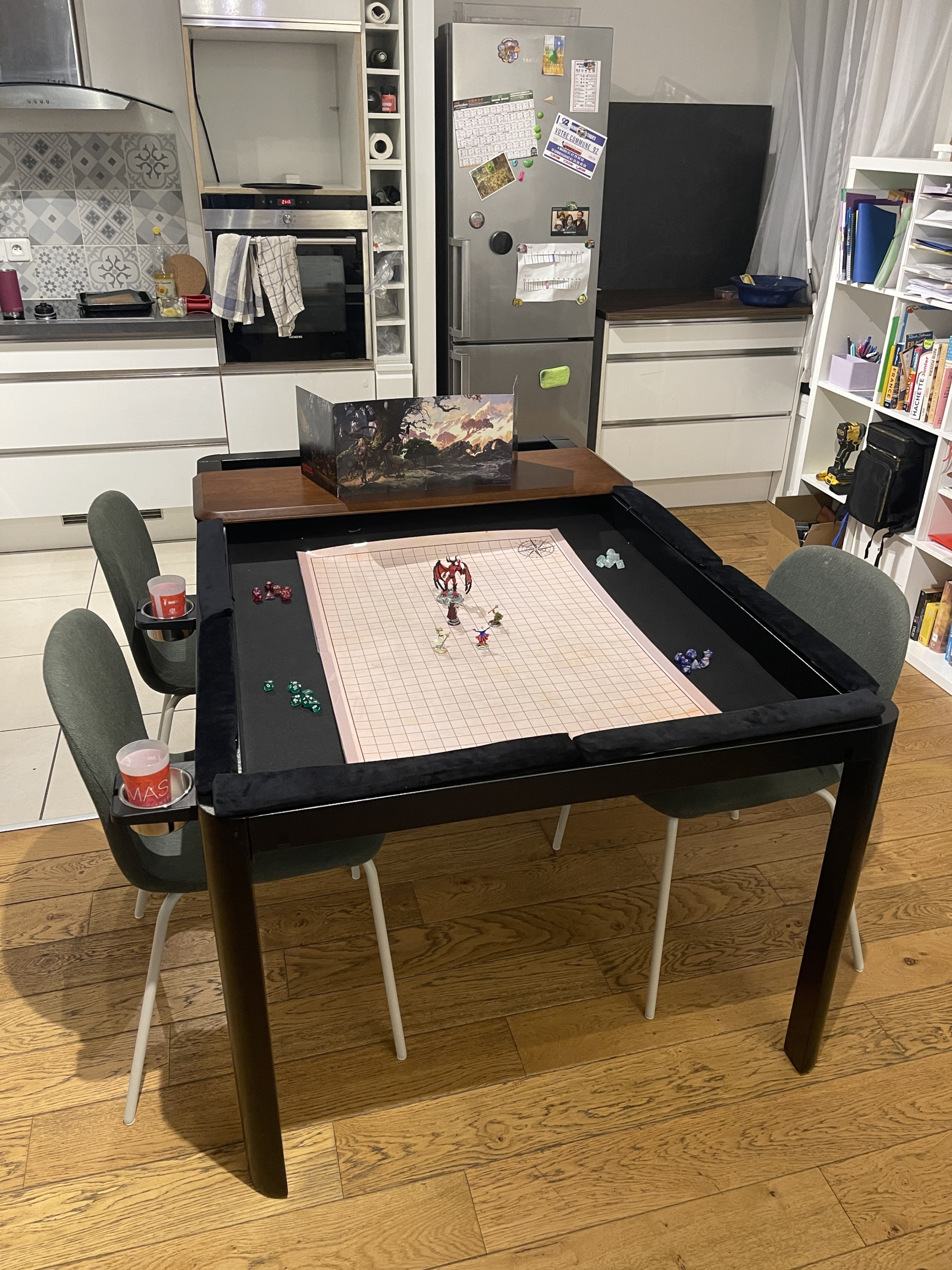 Nuestra mesa de comedor se convierte en una mesa de juegos. También tenemos varios juegos disponibles.