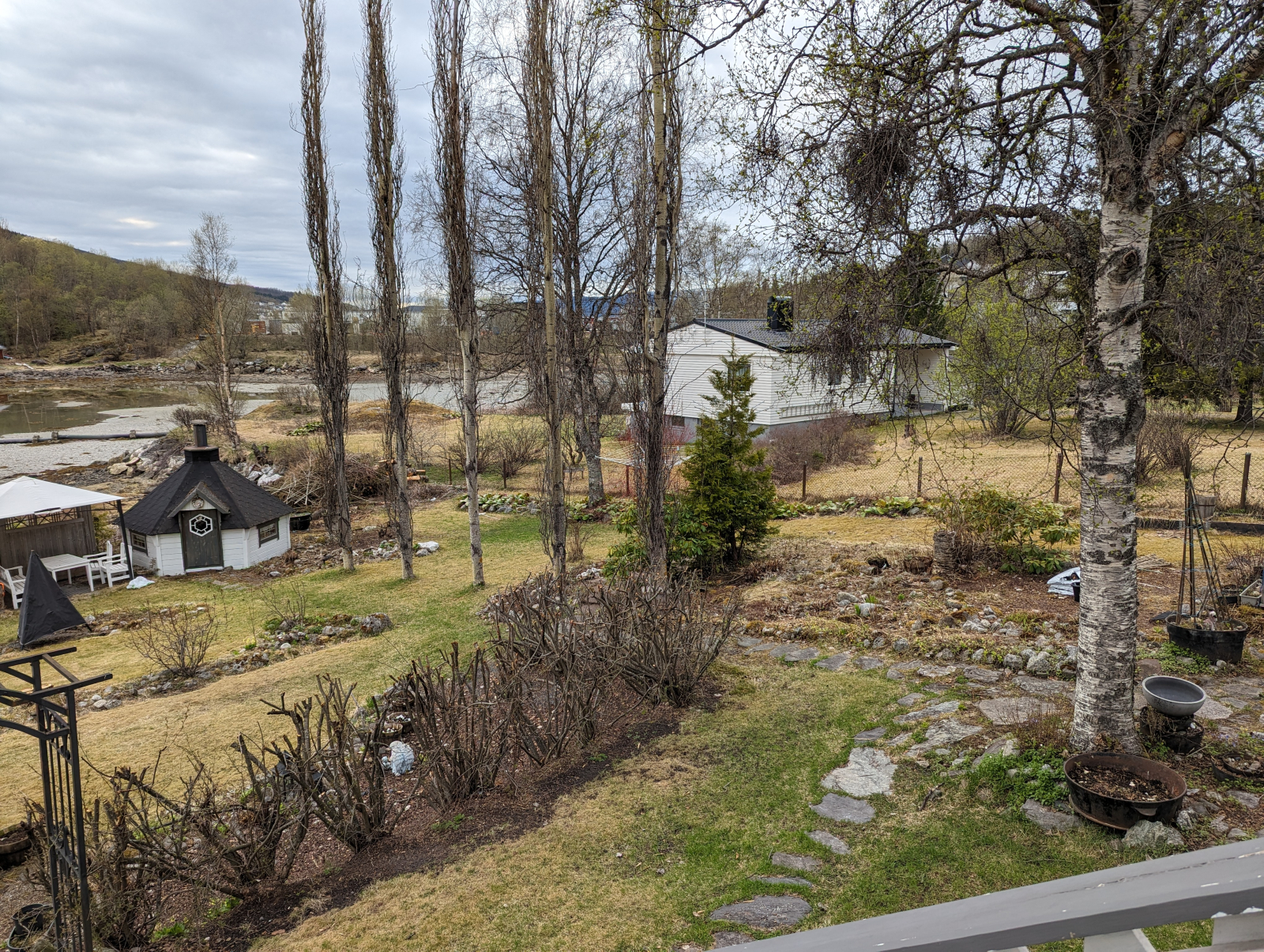 Casa de família norueguesa tranquila perto da natureza, no norte da Noruega.