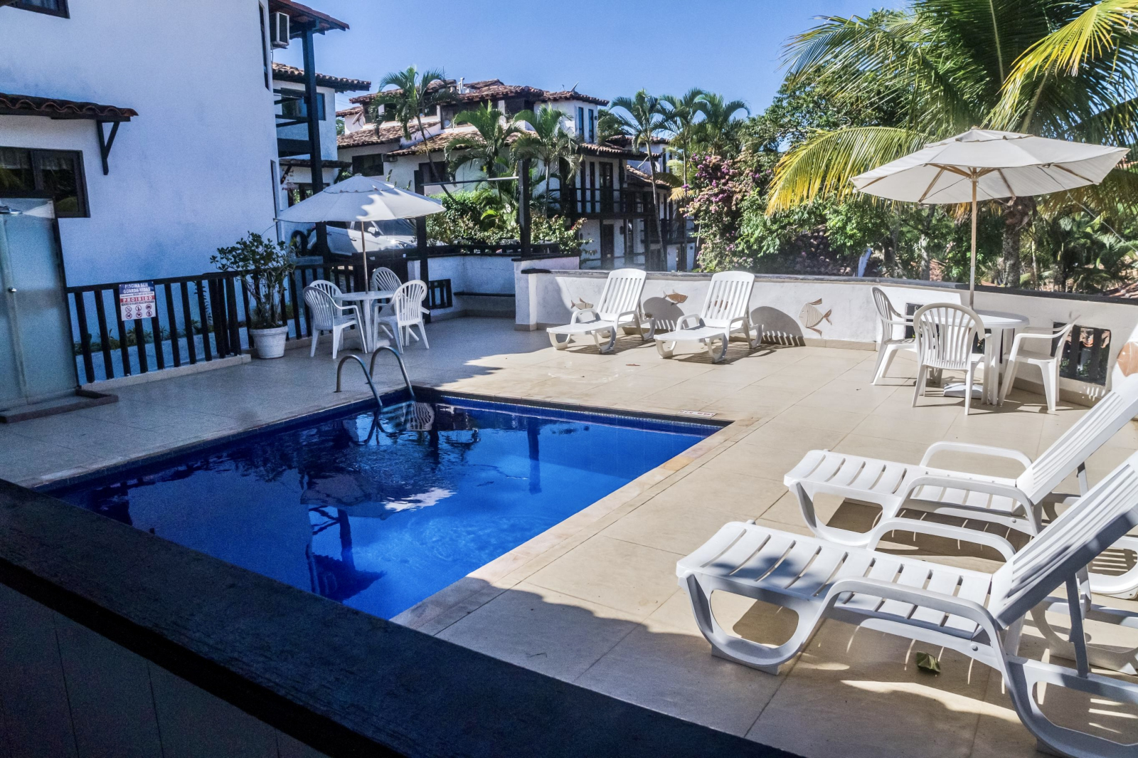 Condomínio com piscina compartilhada localizada ao lado da casa duplex