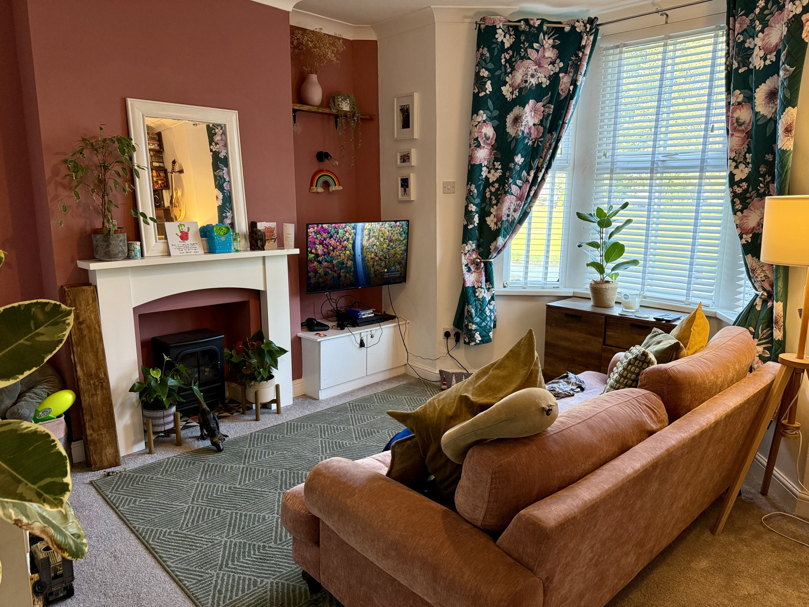 ¡Sala de televisión, cariñosamente llamada la "sala de juegos" por nuestro hijo! ¡Incluso tiene su p ...