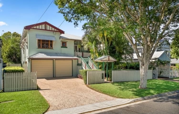 Queenslander rempli de caractère avec de l’espace, une piscine et des équipements