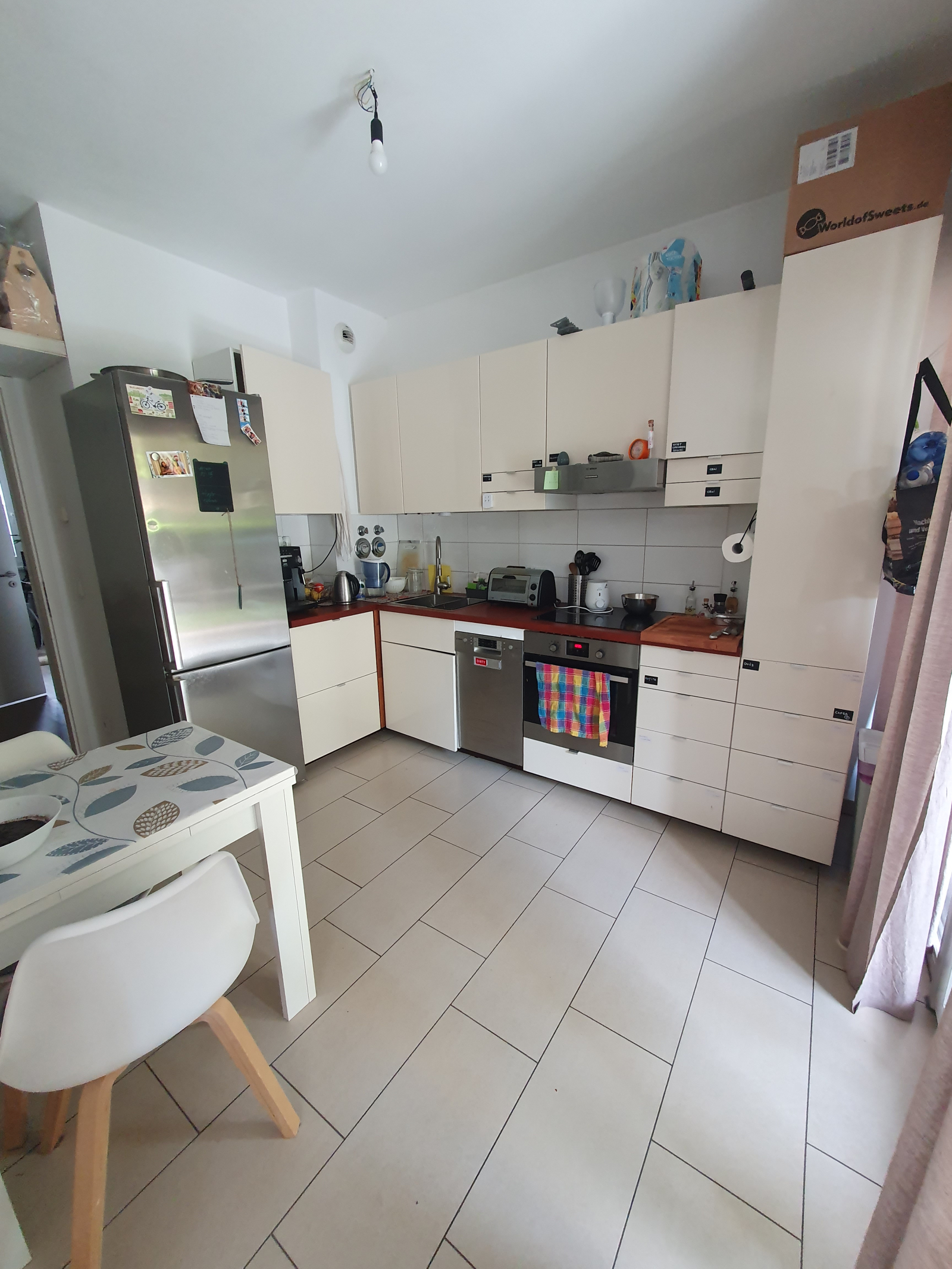 Un appartement spacieux et verdoyant est proche du parc et de la vie urbaine