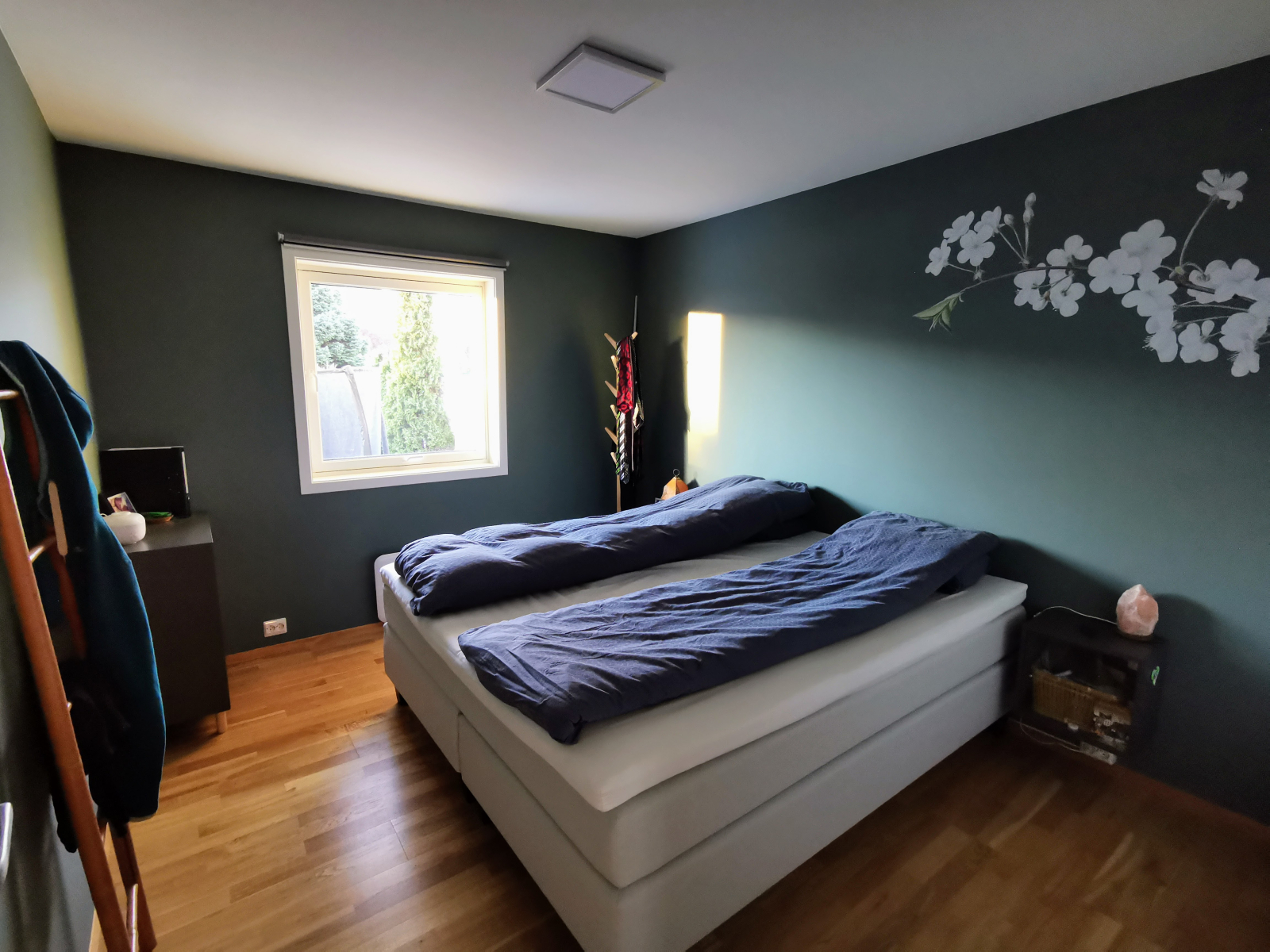 Main bedroom with 180cm bed