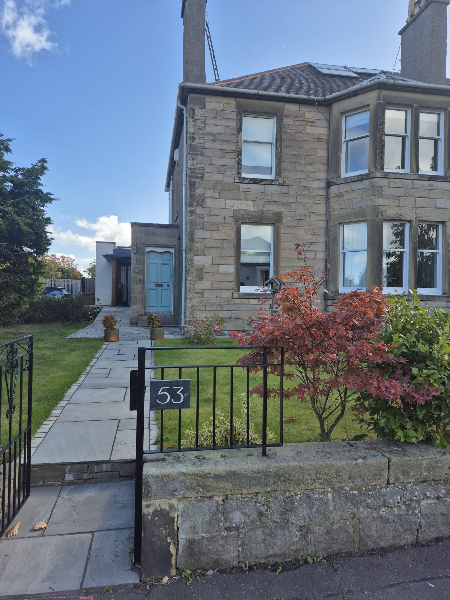 Ons huis uit de jaren 20. Er zijn twee ingangen, één bij de groene deur en één links naar onze rode ...