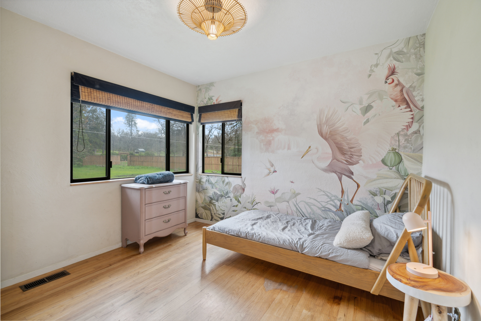 Camera da letto con gru. Attualmente con un letto singolo. Sarà sostituita con una regina nel luglio ...