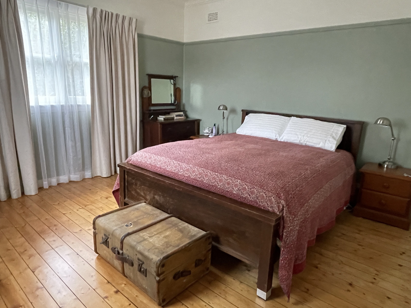 Hauptschlafzimmer mit Queen-Size-Bett