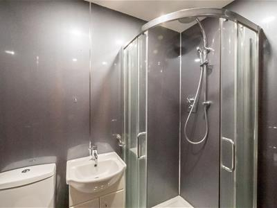 Casa de banho privativa para o quarto número 4. Este fica no nível do porão / jardim e tem um chuvei ...