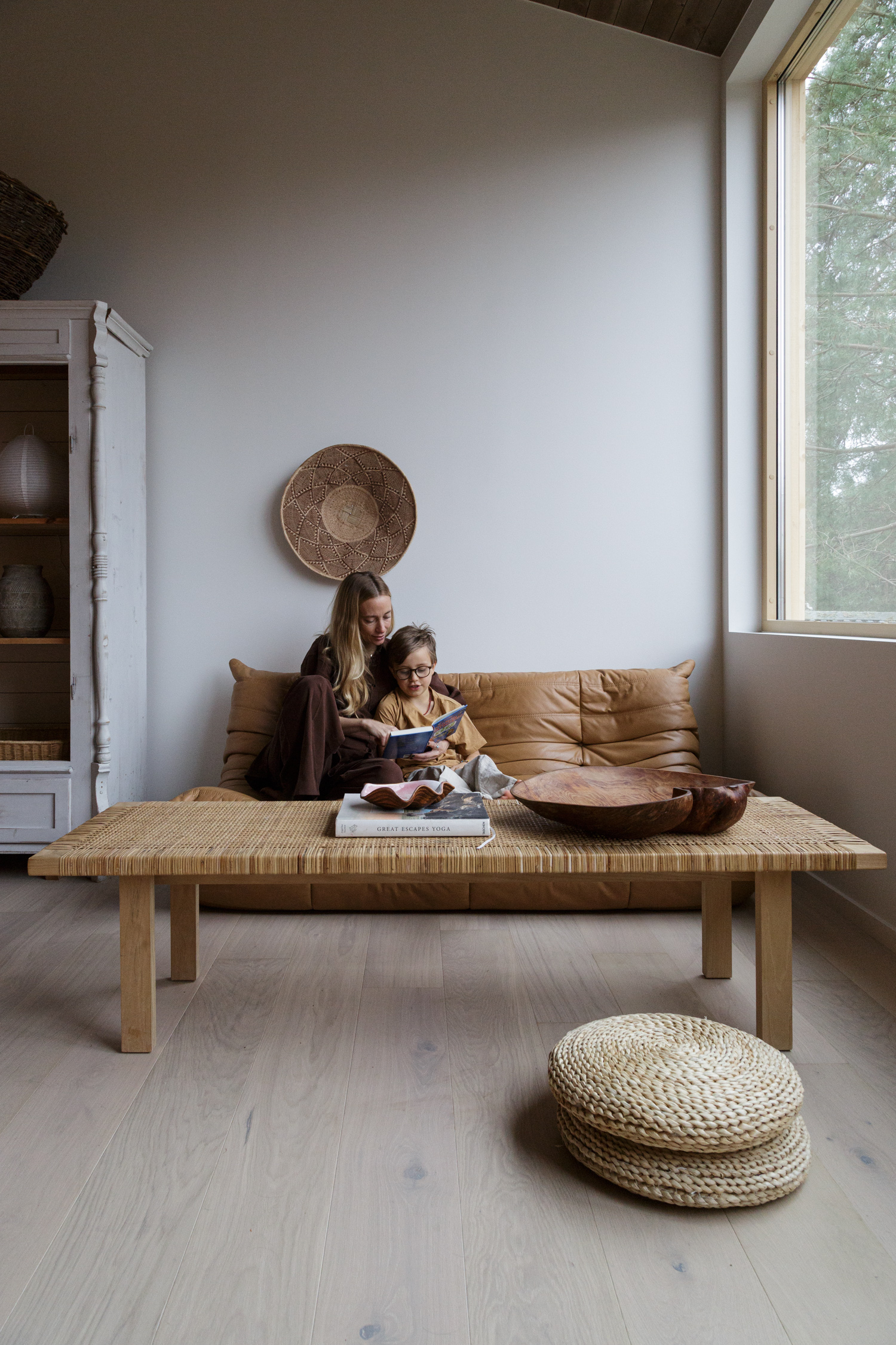 Therese & Edith, unsere Jüngsten, im zweiten Stock mit großen Fenstern mit Blick auf den Garten