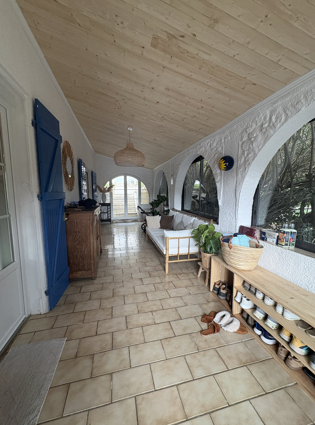 Esta es la veranda cuando entras por la puerta principal. Desde aquí puedes entrar en la casa o ir al jardín trasero. Por favor, quítate los zapatos aquí :)