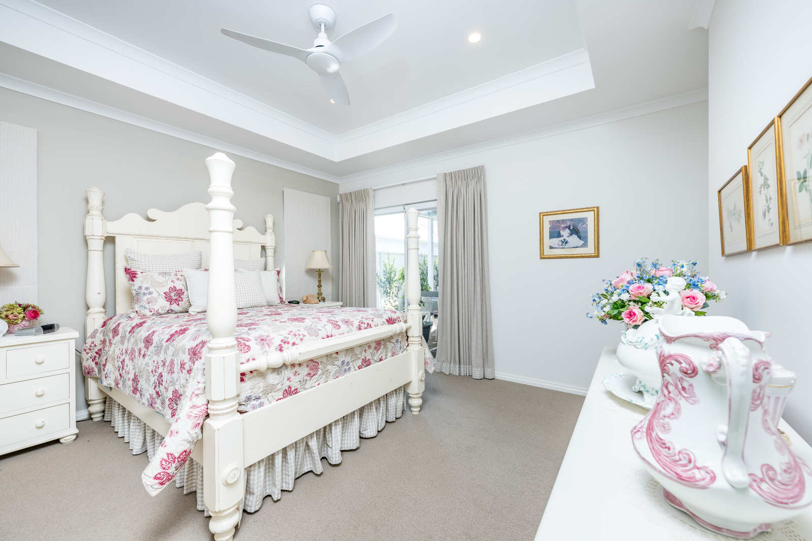 Hauptschlafzimmer mit Queensize-Bett