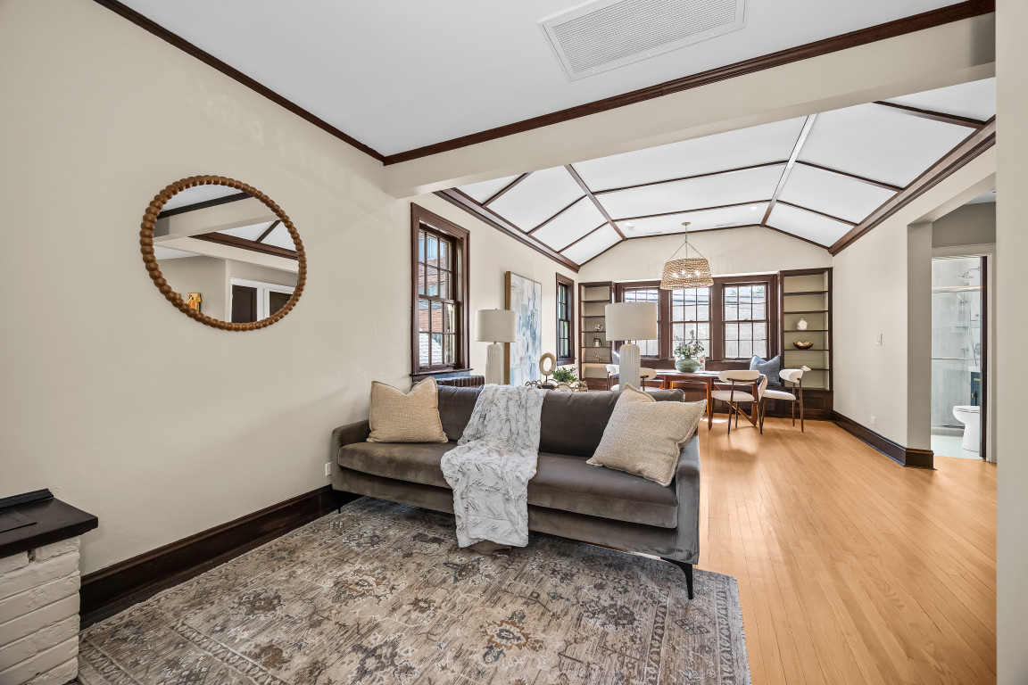 Charming coach house in college town minutes from Chicago