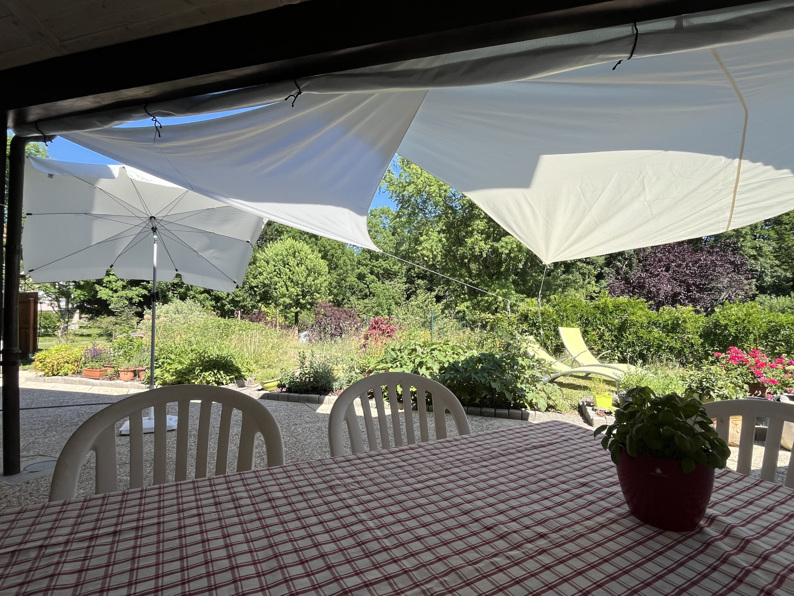 Vista della terrazza e del giardino con le vele