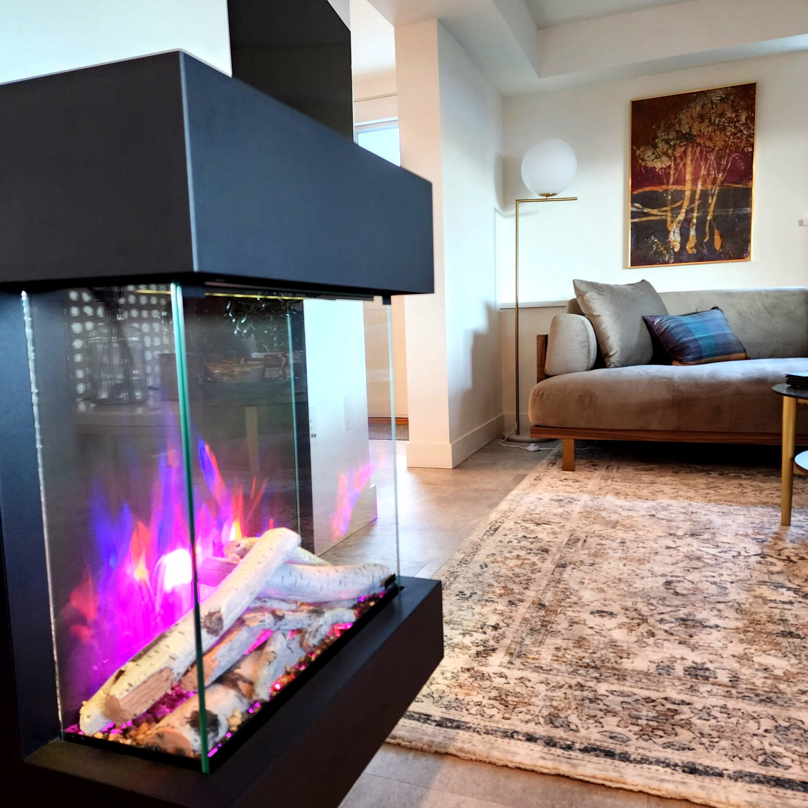 Le foyer électrique garde votre suite confortable.