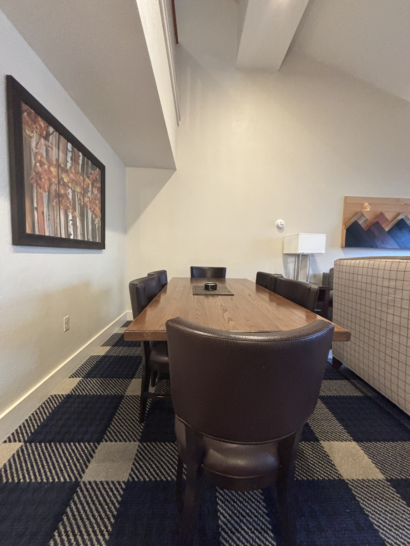 Salle à manger pour six invités plus deux tabourets de bar (pas sur la photo ici)