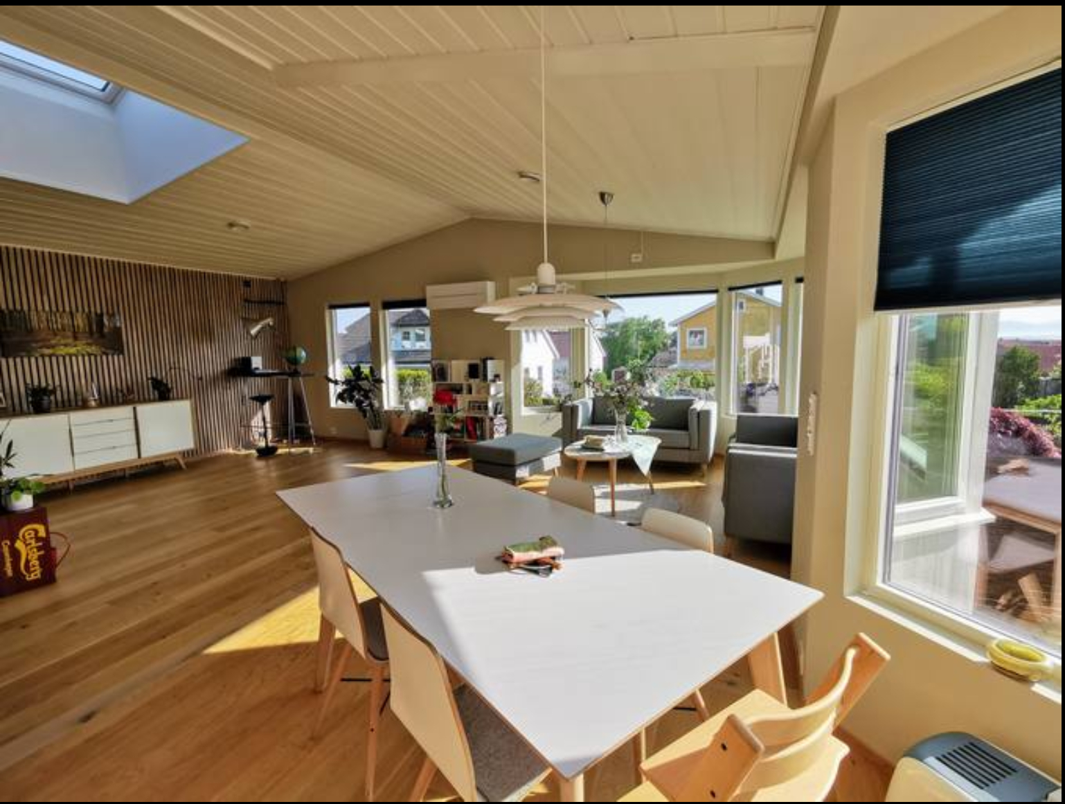 Livingroom seen from kitchen