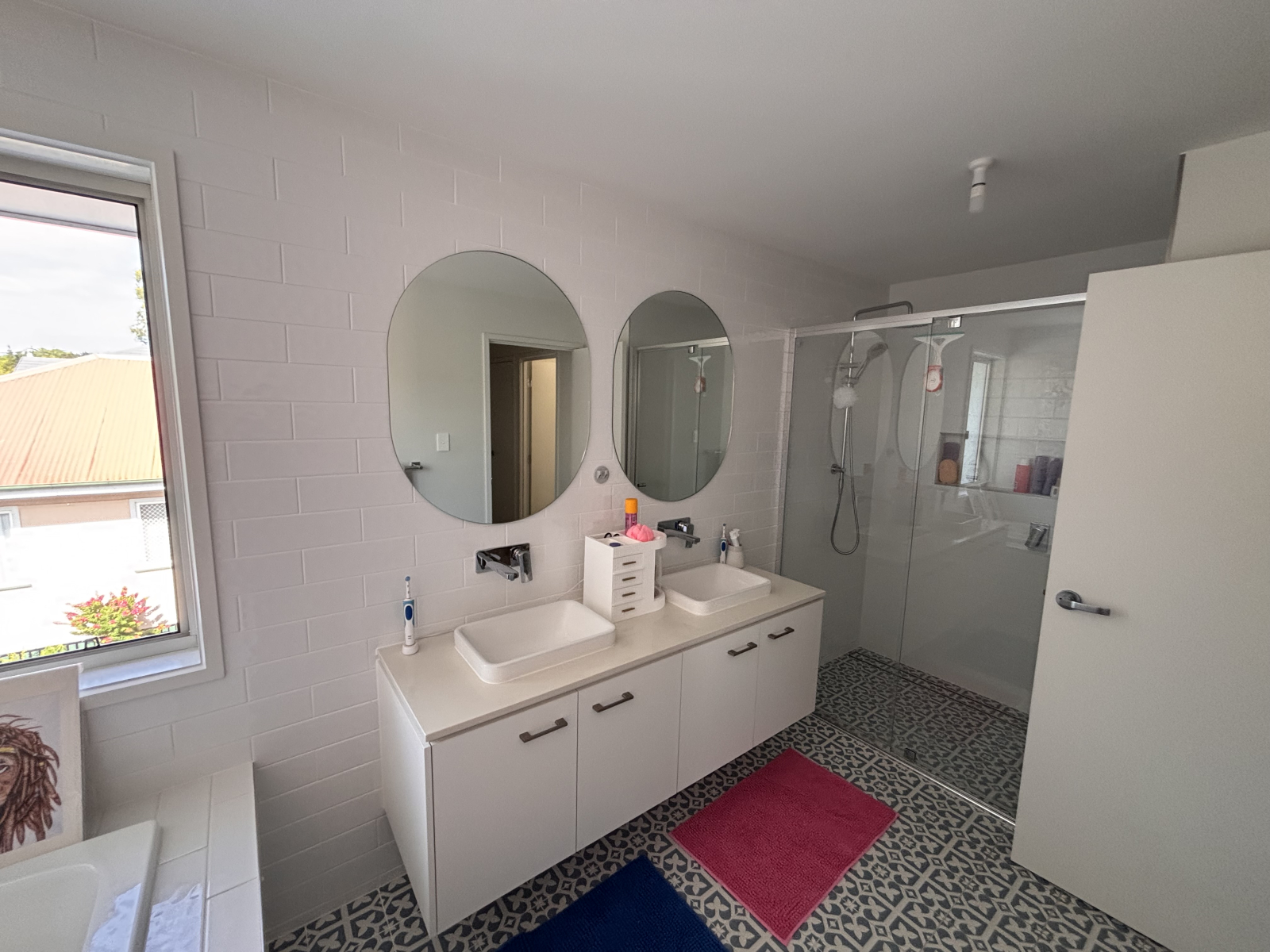Casa de família em Brisbane com apartamento para vovó, piscina, spa, acesso lateral, boas escolas, subúrbio seguro