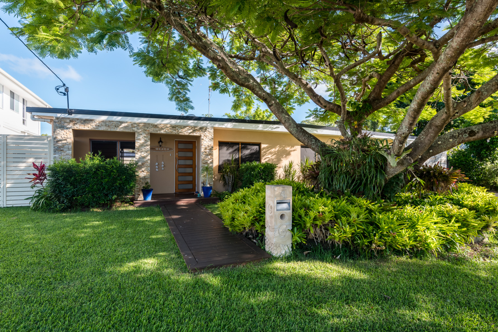 Bienvenue à Surf & Sun, votre retraite côtière détendue - l’une des maisons de plage de style origin ...
