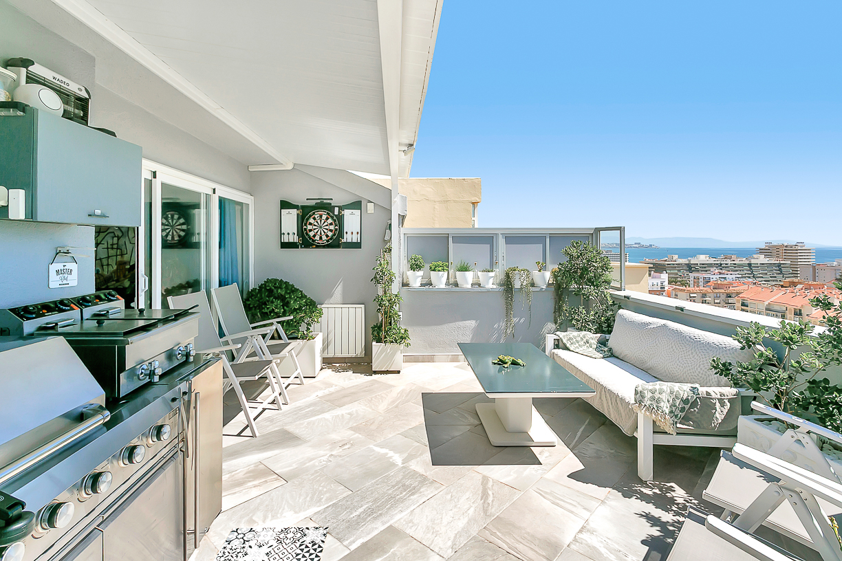Gran terraza en la planta 14, con bonitas vistas al mar.