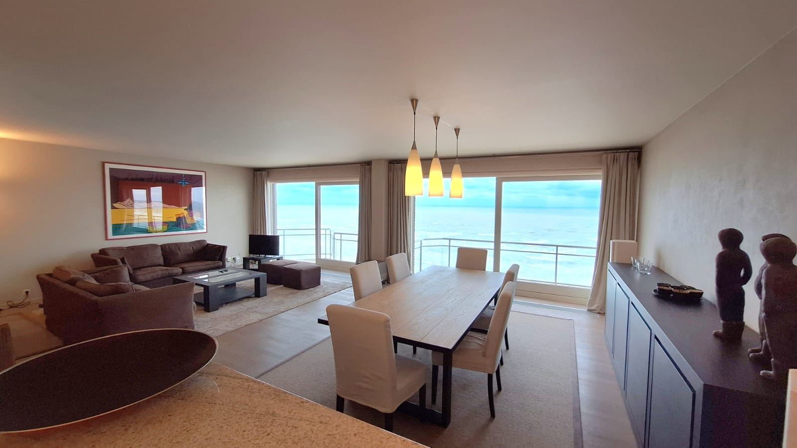 Sala de estar y comedor junto al mar