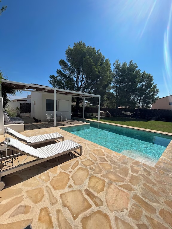 Design 3-bedroom chalet 10-min walk to the beach with studio-office by the pool