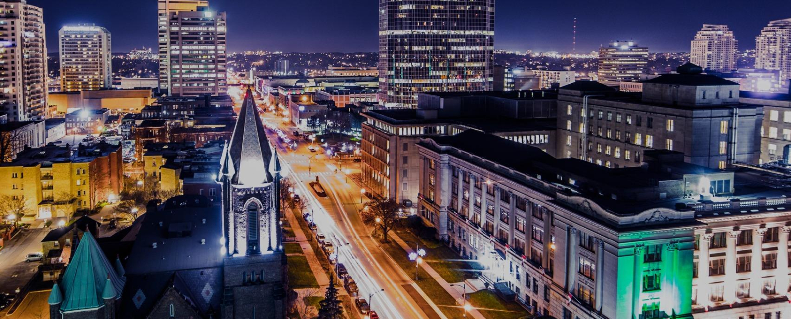 Blick von der Dachterrasse auf den Queens Court, die Metropolitan United Church und das Canada Life ...