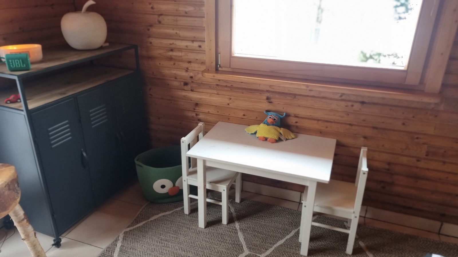 Rincón de juegos con juguetes en el armario