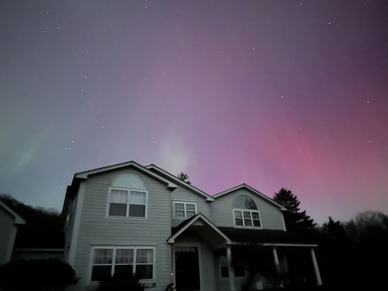Luzes do norte sobre nossa casa.