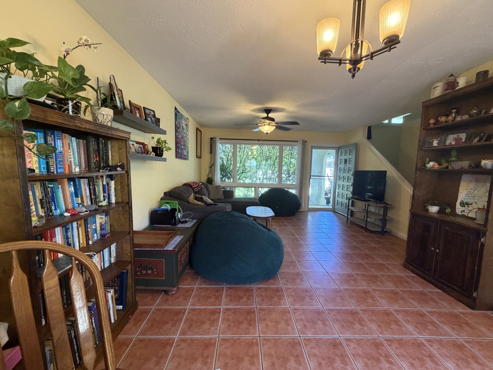 Island Time:  Oahu, Hawaii.  Relaxing home conveniently located for all your island adventures.
