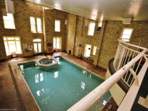 Innenpool und Whirlpool, Sauna und Duschen in den Umkleidekabinen für Männer und Frauen