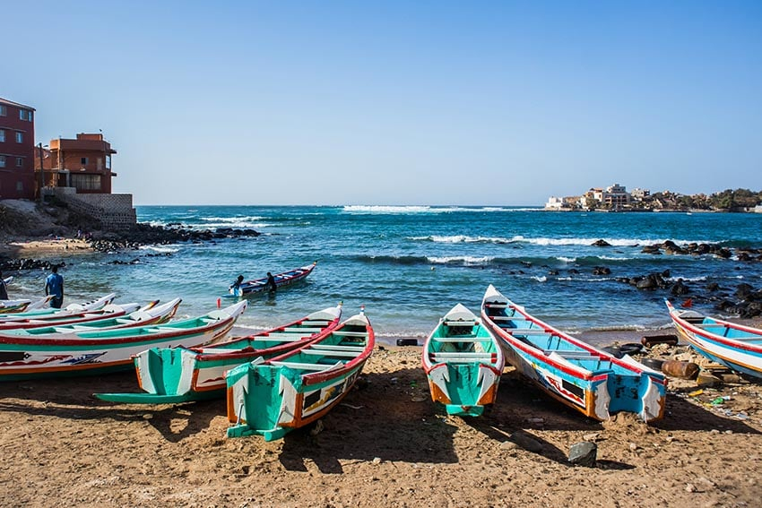 Barcos Piroge olhando para a Ilha Ngor, Dakar Senegal