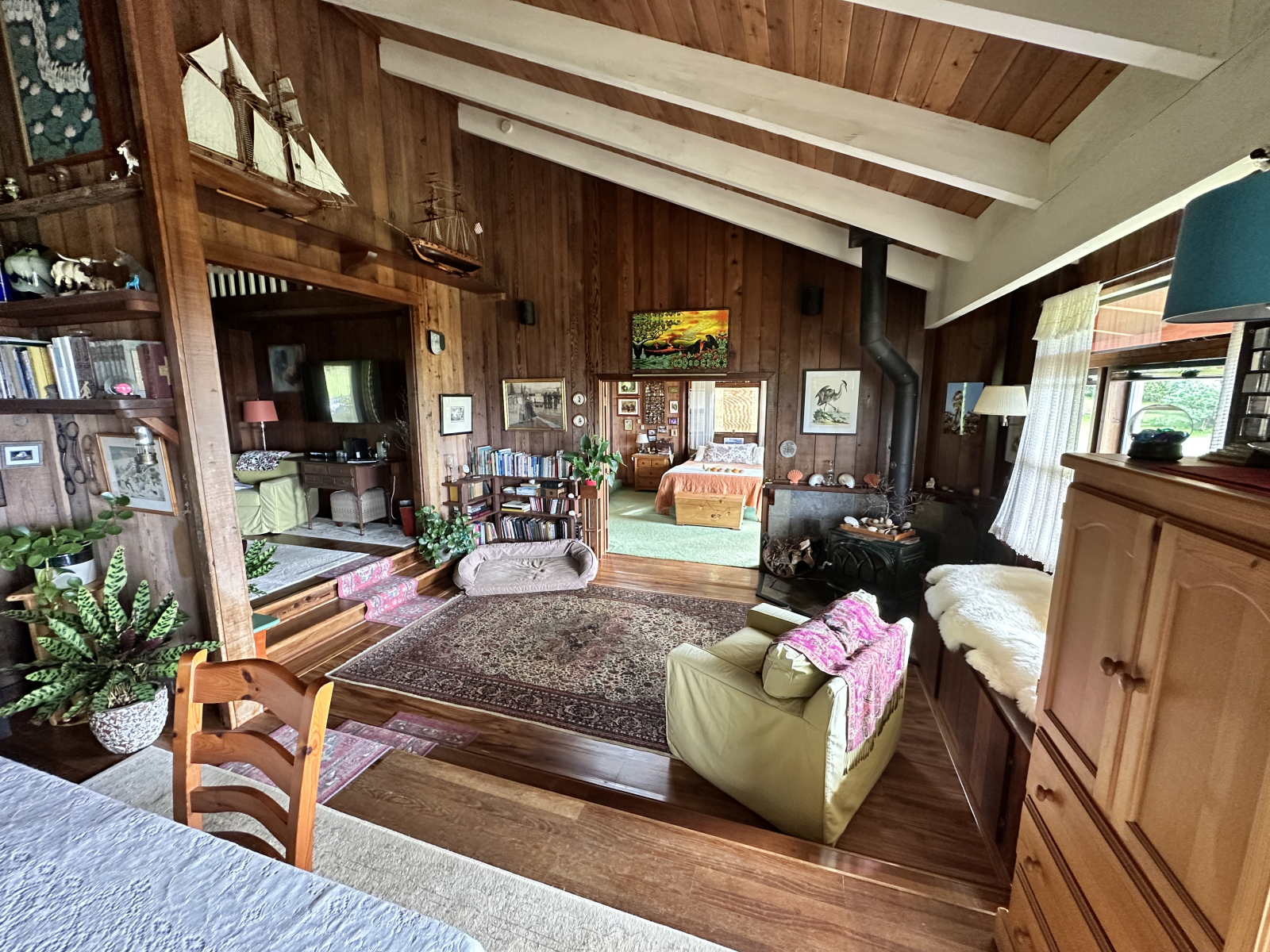 Wohnzimmer mit Hauptzugang zum Schlafzimmer und Fernsehzimmer links