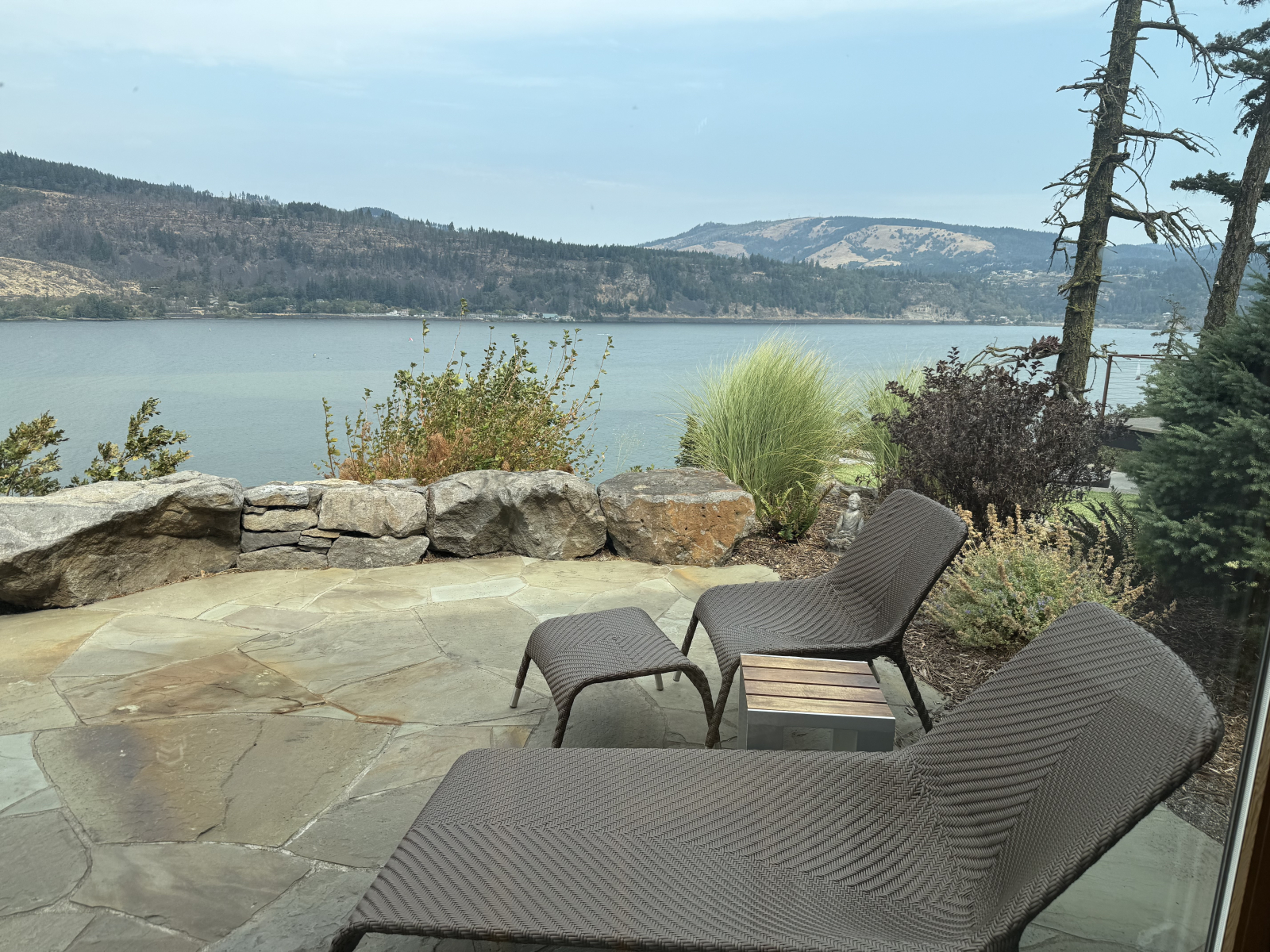 Patio trasero para disfrutar de la observación de aves y admirar a los windsurfistas y embarcaciones ...