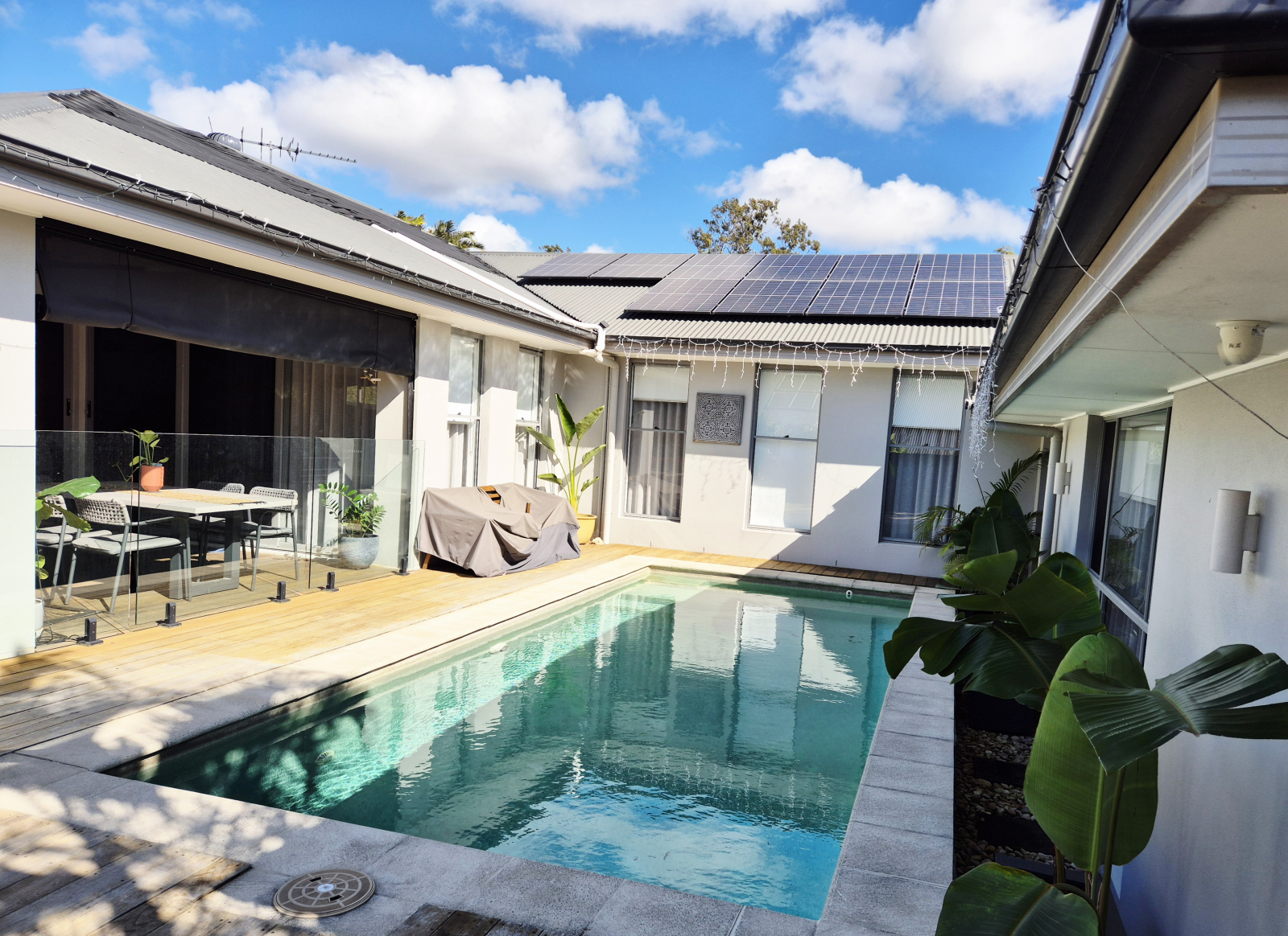Area piscina con tende all'aperto alzate
