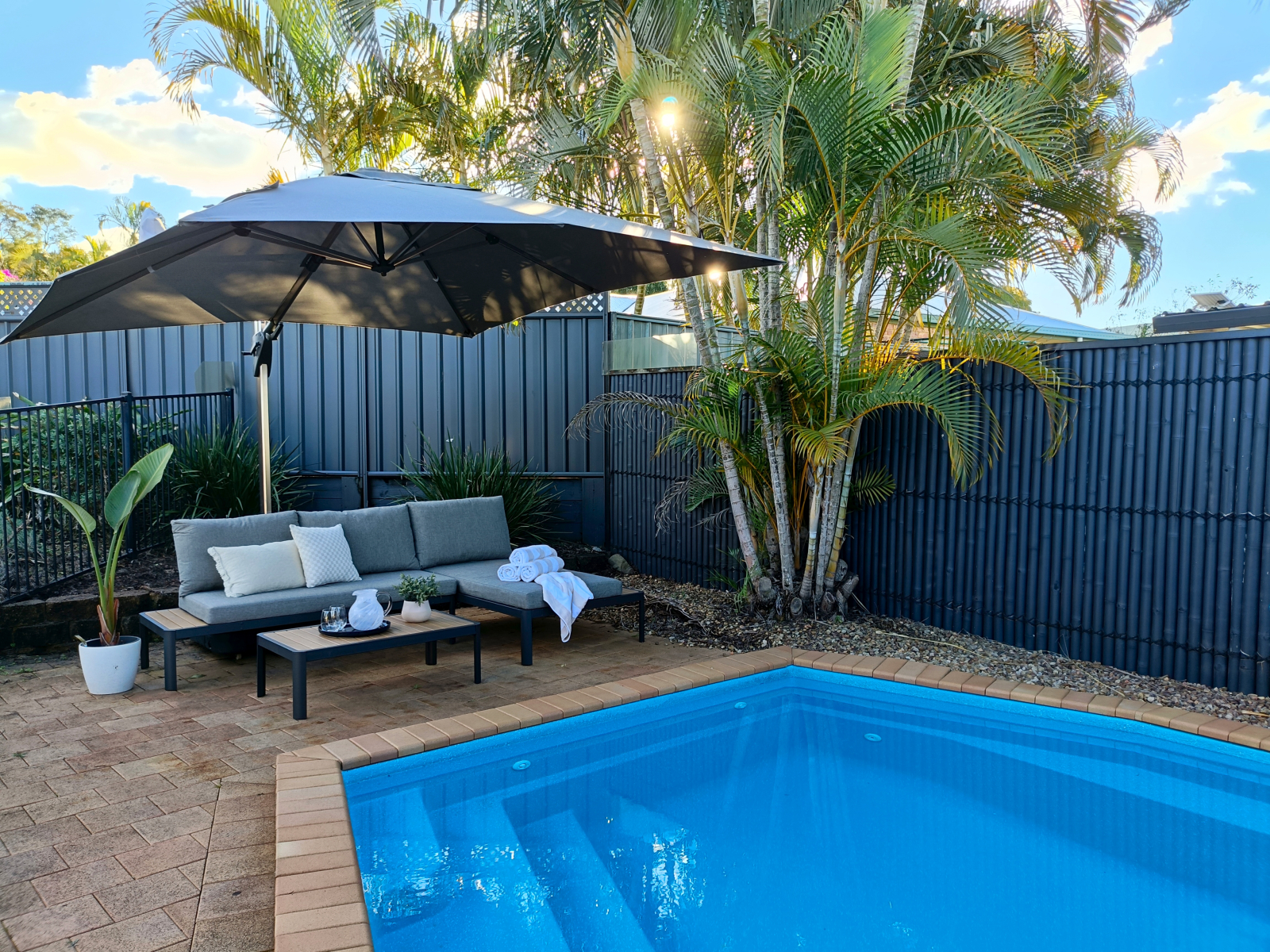 Rilassati a bordo piscina