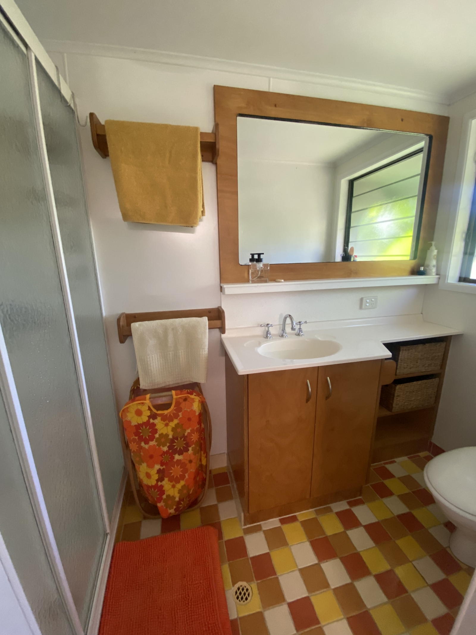 Baño privado de colores brillantes.