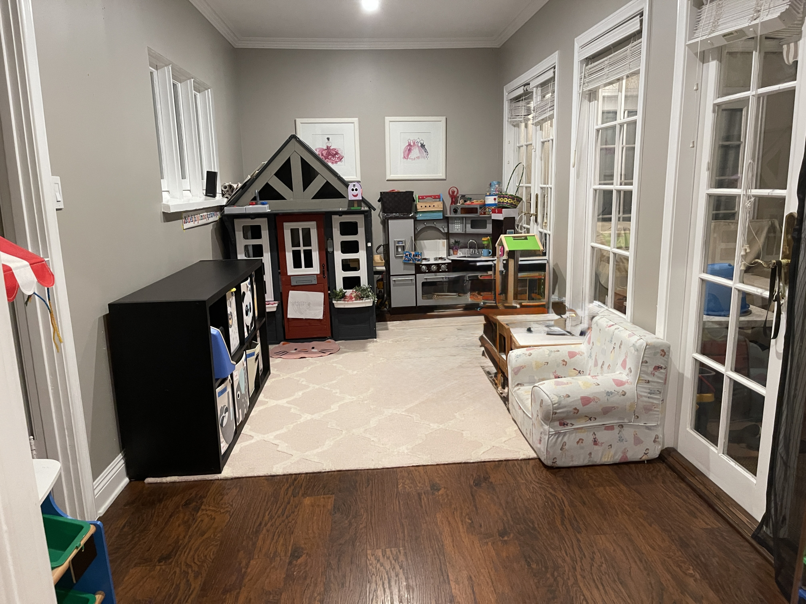 Spielzimmer mit Spielzeug, Büchern, Spielhaus, Spielküche, etc.