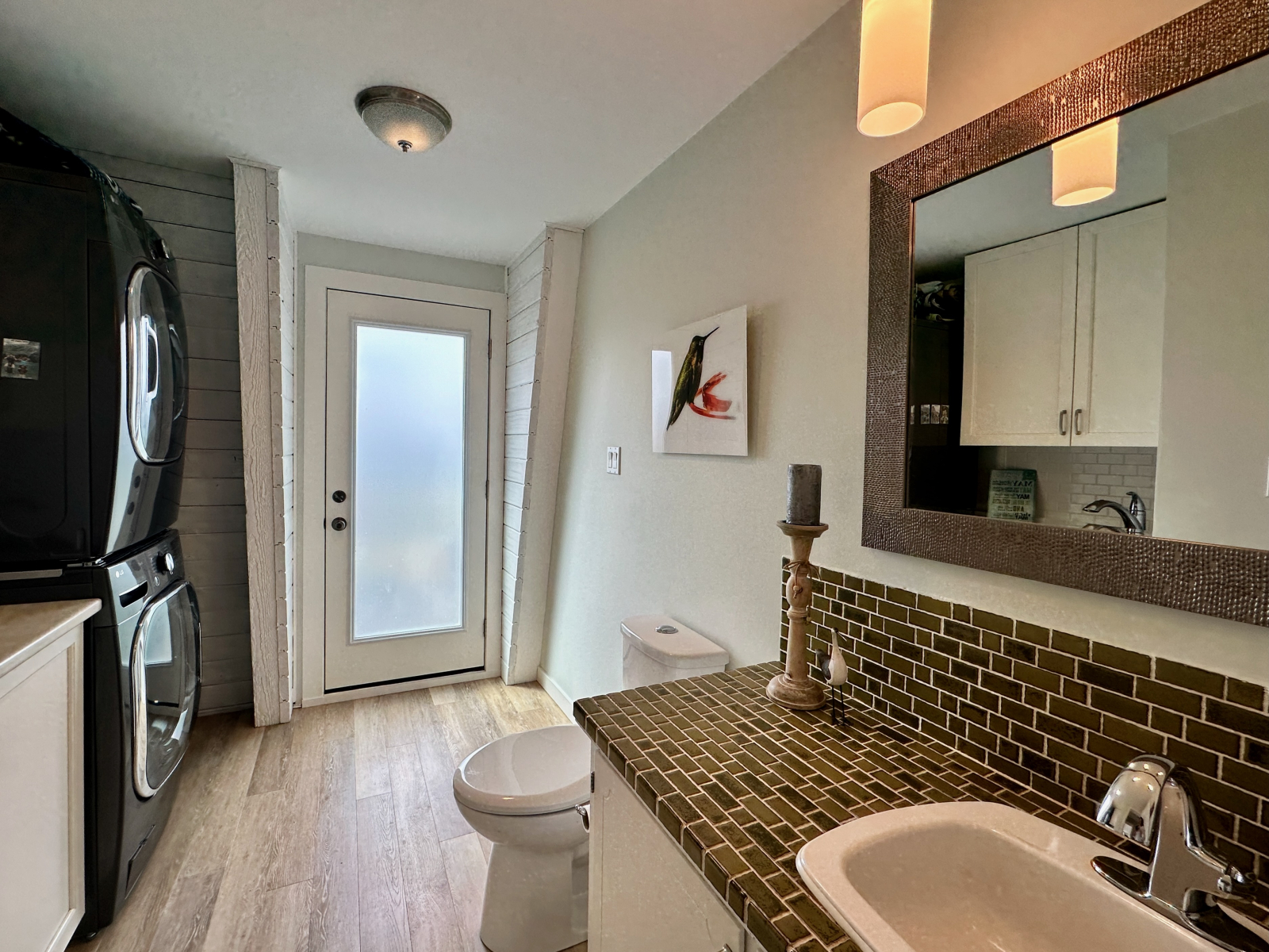 Al piano inferiore bagno in due pezzi con zona lavanderia.