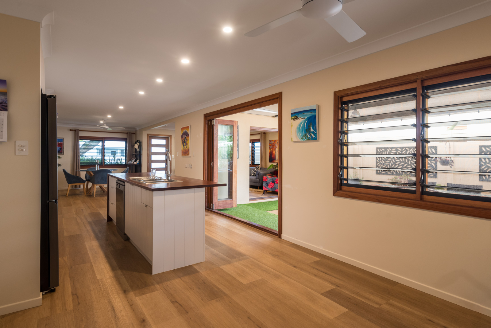 Une cuisine ouverte entièrement équipée se connecte parfaitement à la salle à manger et au salon, de ...