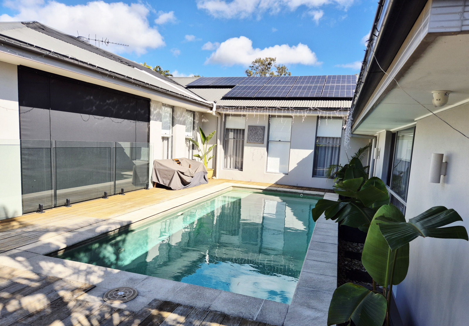 Tende all'aperto abbassate