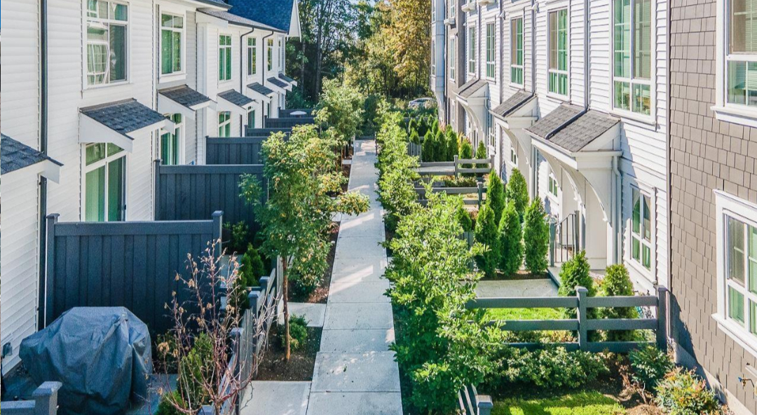 Sendero exterior, que conduce a un parque arbolado, junto con senderos para caminar y andar en bicic ...