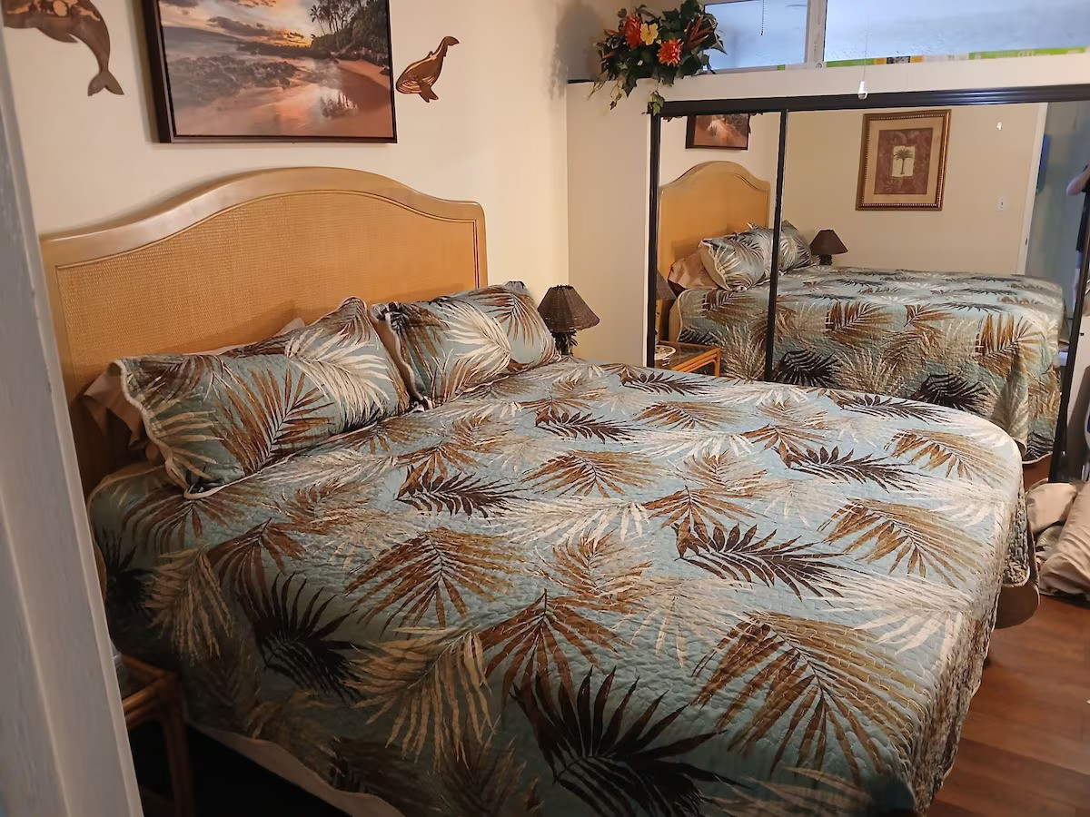 Dormitorio con cama tamaño king