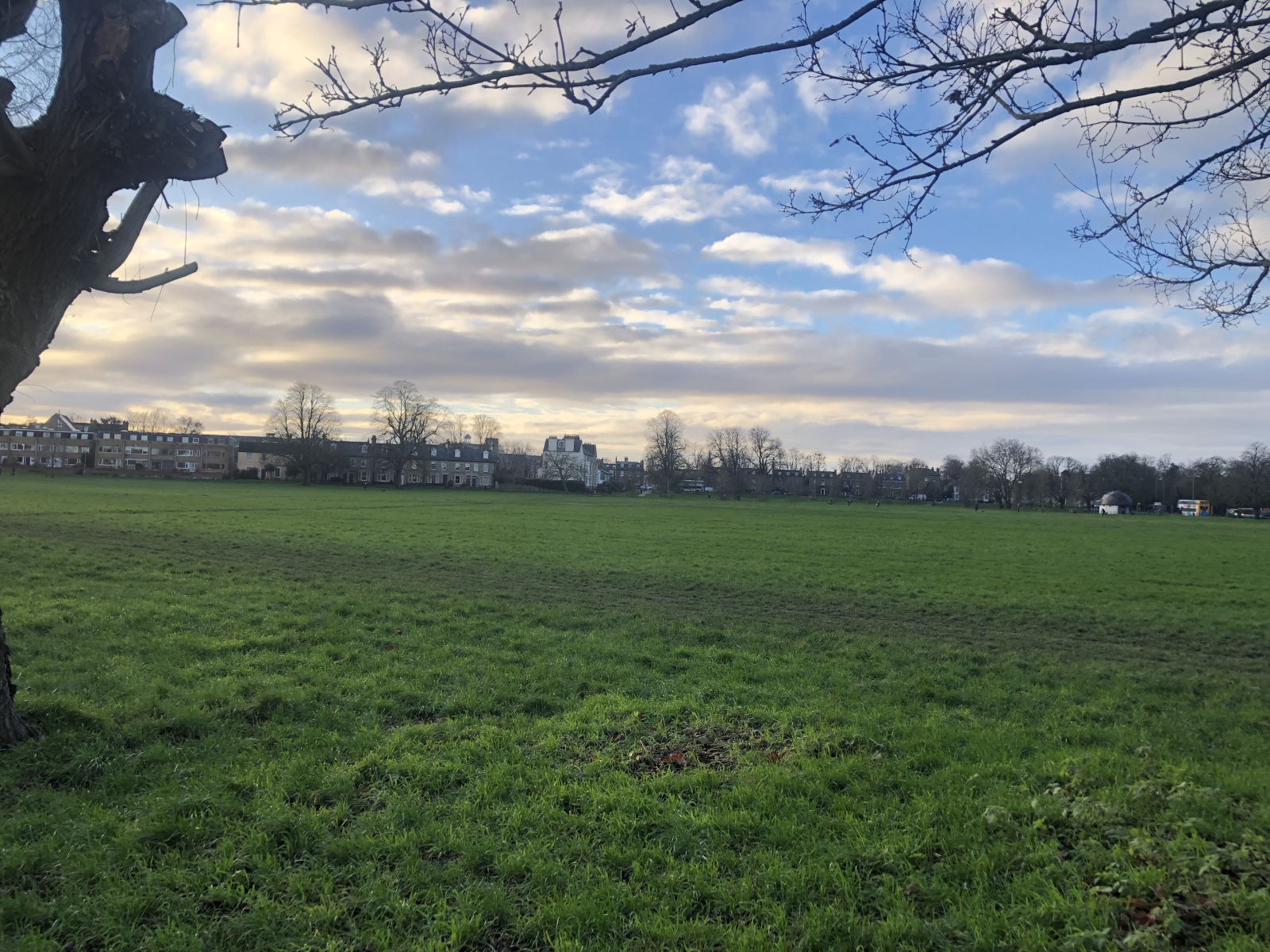 Stadthaus am Fluss bei Feuchtgebieten und Bootshäusern – malerisches Cambridge