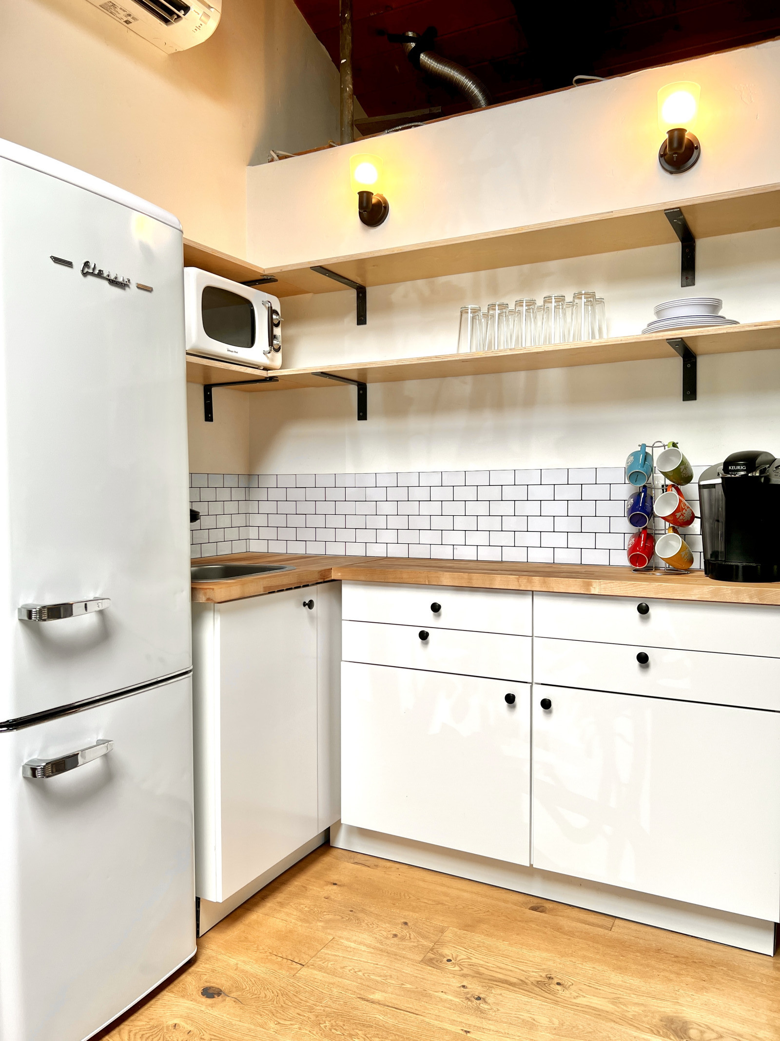 De mini-kitchenette in het huisje heeft een kleine koelkast / vriezer, een koffiezetapparaat, een ma ...